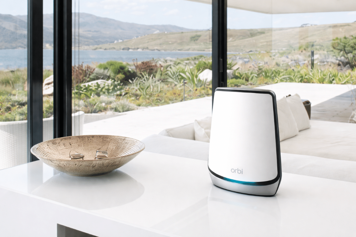 Le Netgear Orbi AX6000 RBK853 installé dans un intérieur lumineux pour améliorer la couverture WiFi de la maison.