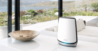 Le Netgear Orbi AX6000 RBK853 installé dans un intérieur lumineux pour améliorer la couverture WiFi de la maison.