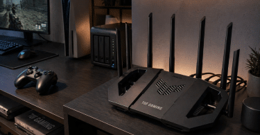 Routeur ASUS TUF Gaming BE6500 installé dans un bureau gaming domestique moderne