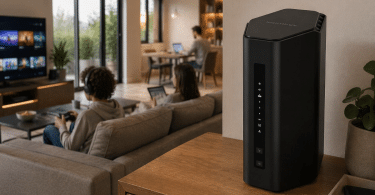 Routeur WiFi 7 NETGEAR Nighthawk RS200 posé dans une pièce de vie moderne, pensé pour le streaming, le télétravail et plusieurs appareils connectés à la maison