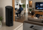 Routeur NETGEAR Nighthawk RS300 installé dans une maison moderne, pensé pour le télétravail, le streaming et plusieurs usages connectés en même temps