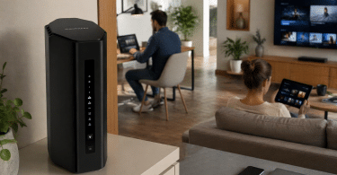 Routeur NETGEAR Nighthawk RS300 installé dans une maison moderne, pensé pour le télétravail, le streaming et plusieurs usages connectés en même temps