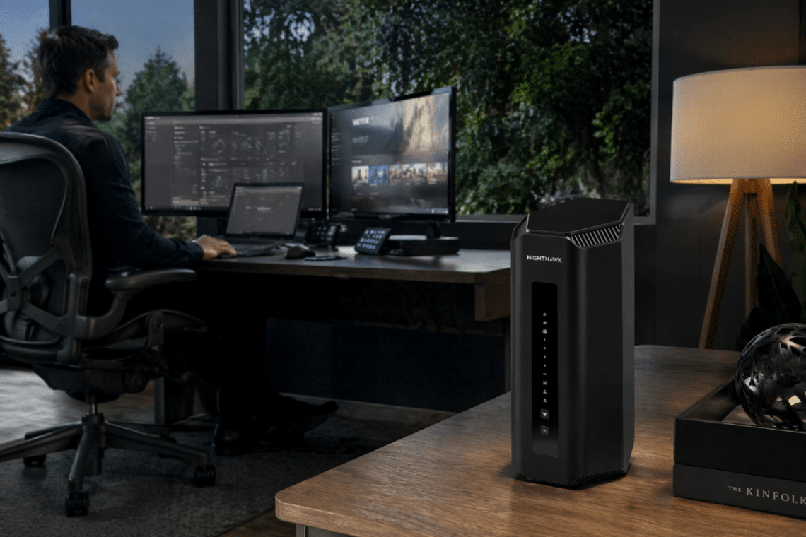 Routeur WiFi 7 NETGEAR Nighthawk RS700S installé dans un bureau domestique haut de gamme, pensé pour une grande maison très connectée