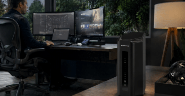 Routeur WiFi 7 NETGEAR Nighthawk RS700S installé dans un bureau domestique haut de gamme, pensé pour une grande maison très connectée