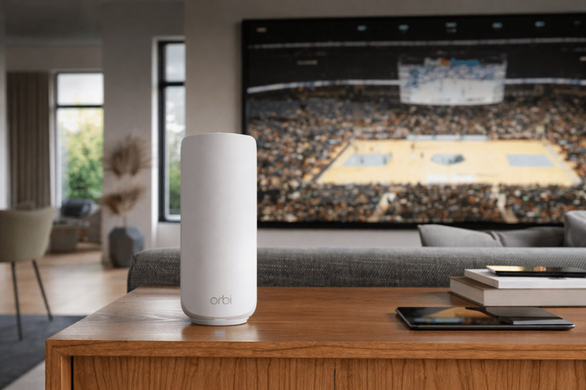 Routeur Wi-Fi mesh NETGEAR Orbi RBE373 posé sur un meuble dans un salon moderne