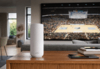 Routeur Wi-Fi mesh NETGEAR Orbi RBE373 posé sur un meuble dans un salon moderne