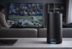 Routeur NETGEAR Orbi RBE873B en situation dans un salon moderne