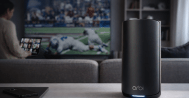 Routeur NETGEAR Orbi RBE873B en situation dans un salon moderne