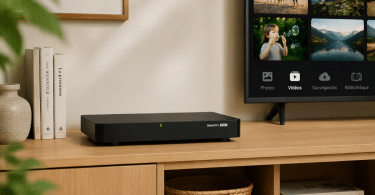 QNAP HS-264-8G posé sur un meuble TV dans un salon, pour photos, vidéos et sauvegardes familiales