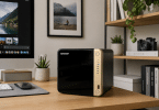NAS QNAP TS-464-8G posé sur un bureau domestique lumineux et bien organisé, dans un espace pensé pour les photos, vidéos, sauvegardes et le stockage partagé