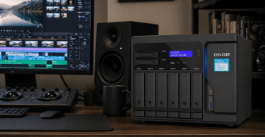 QNAP TS-855X-8G installé dans un bureau premium avec écran de montage, pour le stockage centralisé de gros volumes de données