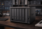 Synology DiskStation DS1525+ posé sur un bureau structuré dans un environnement de travail