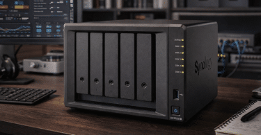 Synology DiskStation DS1525+ posé sur un bureau structuré dans un environnement de travail