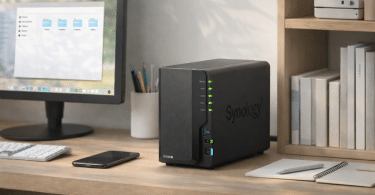 Synology DiskStation DS225+ posé sur un bureau dans un petit espace de travail lumineux et bien rangé