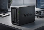 Synology DiskStation DS725+ posé sur un bureau moderne, dans un environnement de travail sobre et réaliste