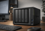 Synology DiskStation DS925+ posé sur un bureau moderne dans un environnement home office sobre et réaliste