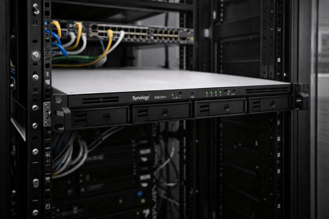 Synology RackStation RS822+ intégré dans une baie informatique professionnelle, avec environnement réseau propre et structuré