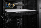 Synology RackStation RS822+ intégré dans une baie informatique professionnelle, avec environnement réseau propre et structuré