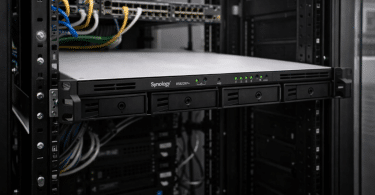 Synology RackStation RS822+ intégré dans une baie informatique professionnelle, avec environnement réseau propre et structuré
