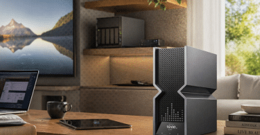 Routeur TP-Link Archer BE900 v2 installé dans un bureau domestique moderne avec NAS, écran et équipements réseau
