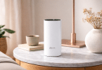 Routeur WiFi Mesh TP-Link Deco M4 posé sur une table dans un salon moderne
