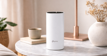 Routeur WiFi Mesh TP-Link Deco M4 posé sur une table dans un salon moderne