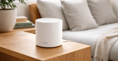 Routeur mesh TP-Link Deco X50 posé sur une table en bois dans un salon lumineux