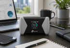 TP-Link M7650 posé sur un bureau à côté d’un ordinateur portable, d’une tablette, d’un smartphone, d’un carnet et d’une tasse