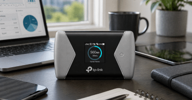 TP-Link M7650 posé sur un bureau à côté d’un ordinateur portable, d’une tablette, d’un smartphone, d’un carnet et d’une tasse