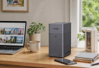 UGREEN NASync DH2300 posé sur un bureau domestique lumineux, dans un environnement calme dédié aux photos, documents et sauvegardes familiales