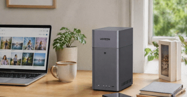UGREEN NASync DH2300 posé sur un bureau domestique lumineux, dans un environnement calme dédié aux photos, documents et sauvegardes familiales